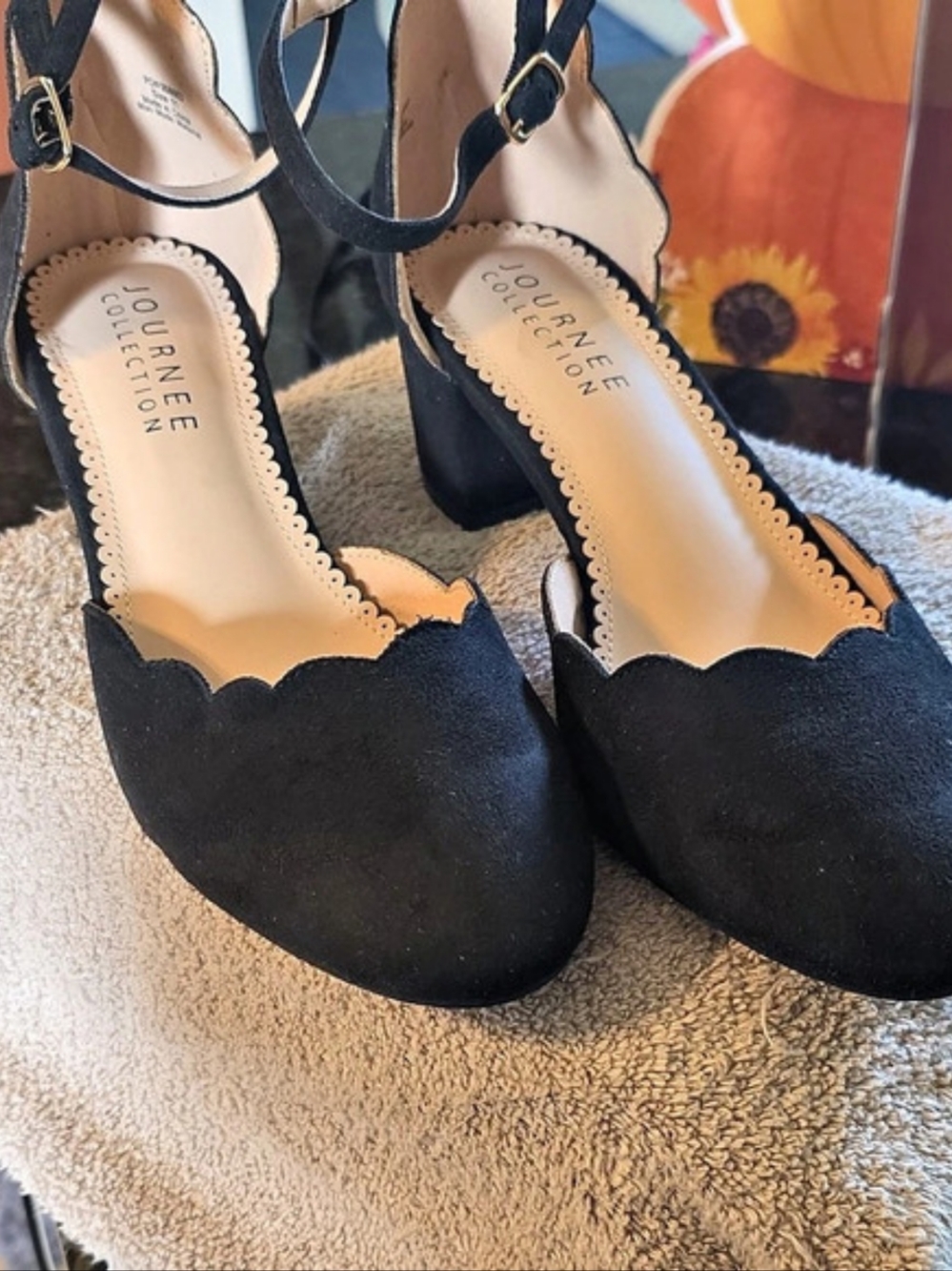 Journee Collection Edna Black Scalloped Heels US 11